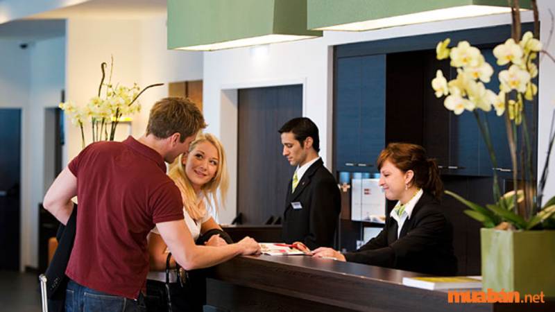 Nhân viên lễ tân khách sạn là người chịu trách nhiệm đón tiếp khách hàng