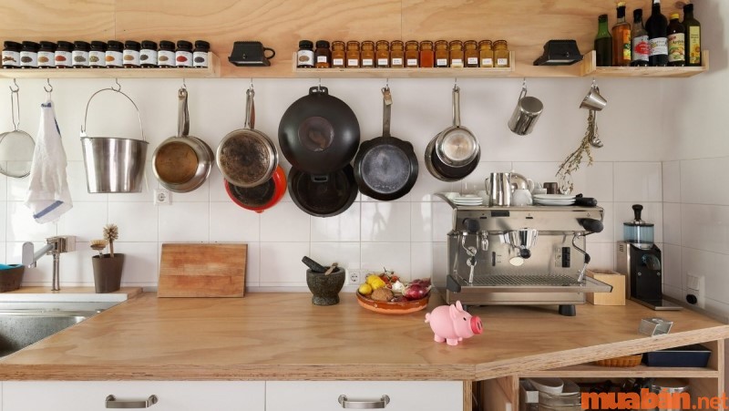 Tận dụng phần tường bếp để giúp tiết kiệm không gian và dễ dàng lấy đồ vật