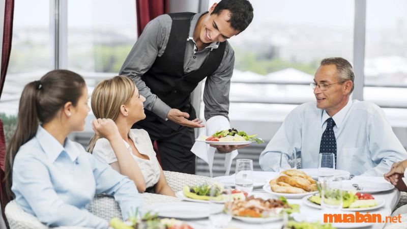 Nhân viên phục vụ nhà hàng cần có kỹ năng giao tiếp tốt