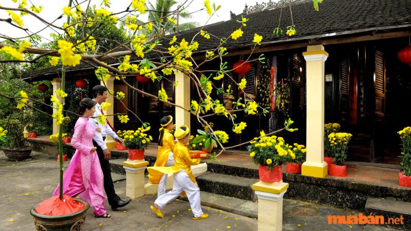 Xông đất là một phong tục truyền thống quan trọng trong văn hóa người Việt và có ý nghĩa sâu sắc trong việc chào đón năm mới