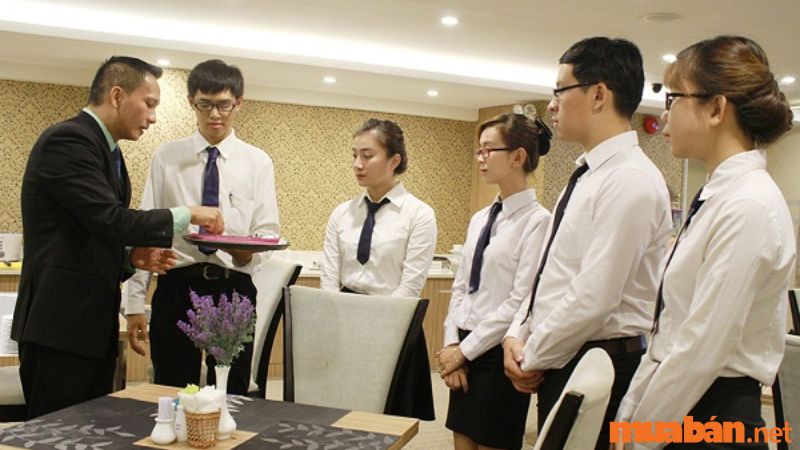 Trách nhiệm đào tạo nghiệp vụ nhân viên trong mô tả công việc giám sát nhà hàng