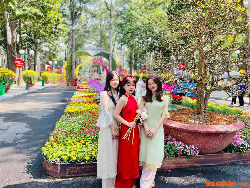 Chụp hình Tết tại chợ hoa Tết công viên Tao Đàn
