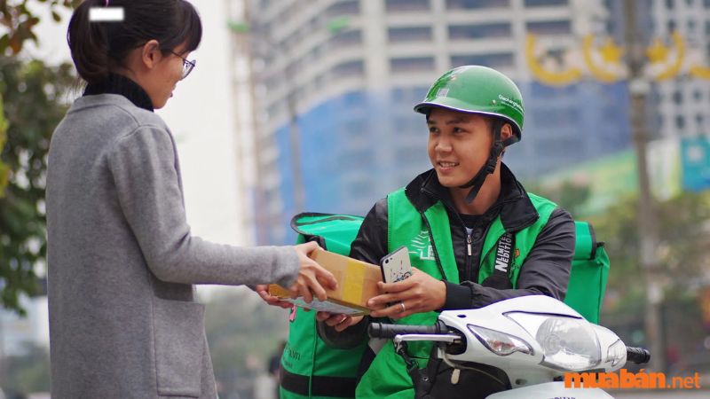 Giao hàng cho shipper và dặn dò kỹ càng