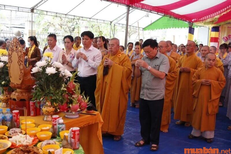 Sư thầy thường là người trực tiếp làm lễ cầu siêu vong linh