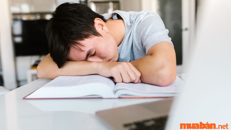 Nếu học sinh ngủ trong lớp và không chịu nghe giảng, bạn sẽ xử lý tình huống như thế nào?