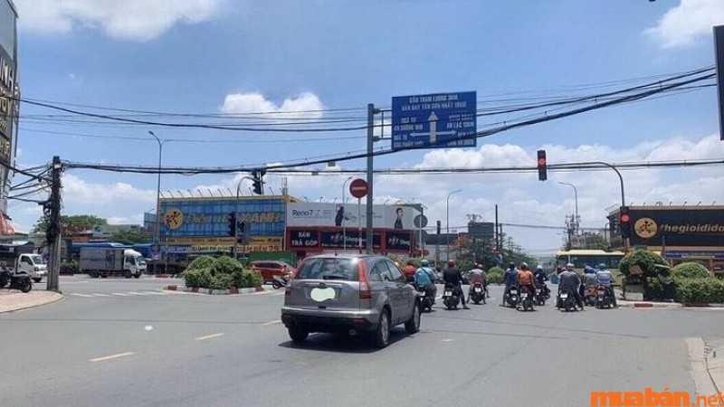 Ngã tư Bà Điểm nằm tại giao điểm của hai tuyến đường chính là Phan Văn Hớn và Quốc lộ 1A