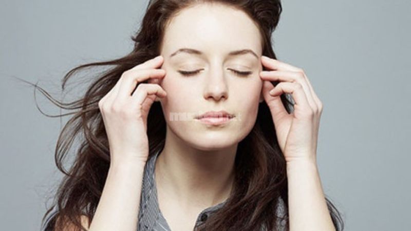 Massage mắt để hạn chế việc mắt bị giật