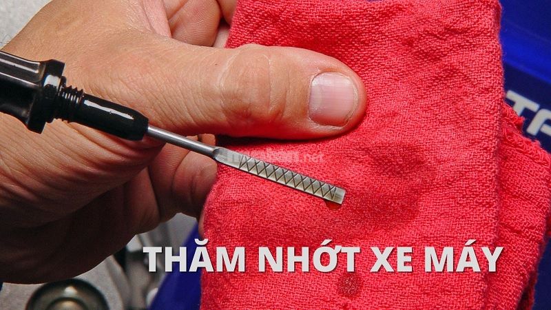 Sử dụng que thăm nhớt để kiểm tra mức độ dầu nhớt