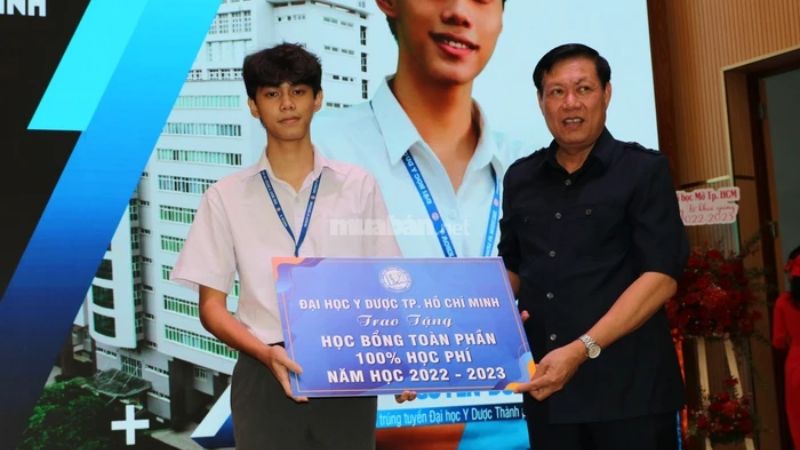 Học bổng dành cho sinh viên năm 2 đến năm cuối lên đến 100% học phí