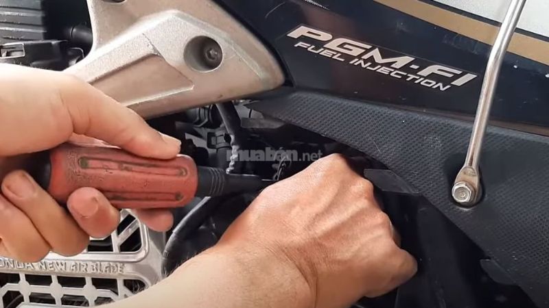 Cách tháo bugi xe máy đơn giản