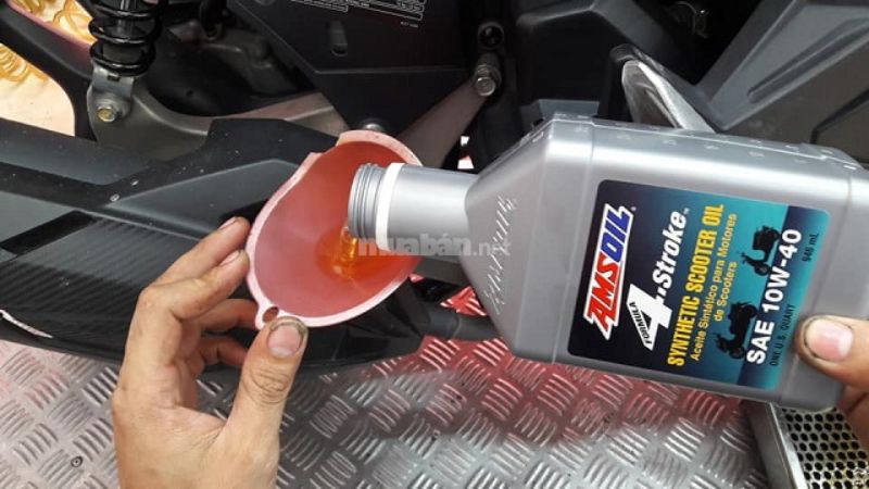 Amsoil Scooter 10W40 - Sản phẩm dầu nhớt chất lượng cho xe tay ga mà bạn có thể cân nhắc lựa chọn - Nguồn: Internet