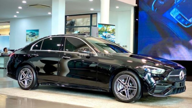 Mercedes C300 nổi tiếng với động cơ mạnh mẽ và khả năng vận hành ấn tượng