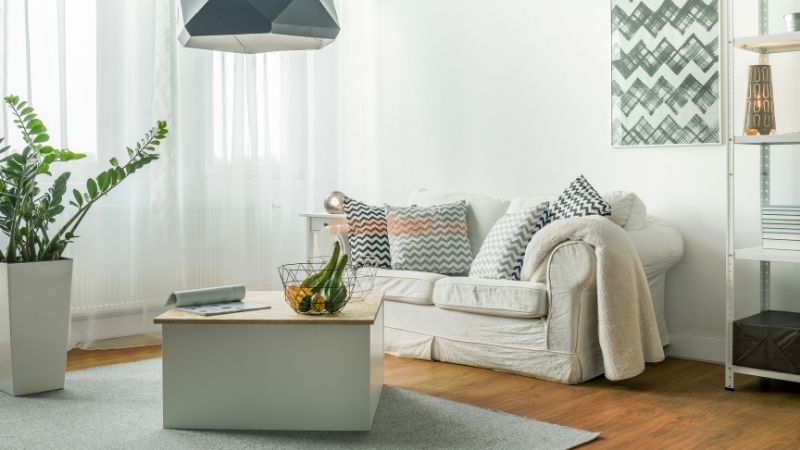 Nội thất tối giản với sofa đơn và kệ trang trí nhỏ.