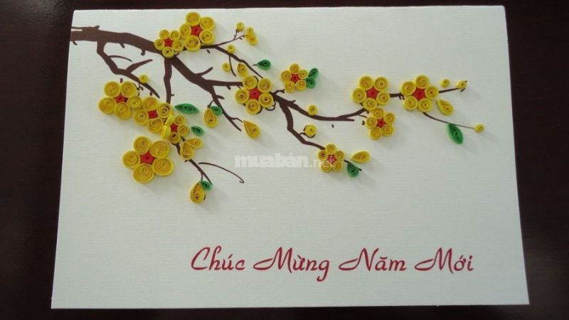 Thiệp chúc mừng năm mới trang trí lên cây mai ngày Tết