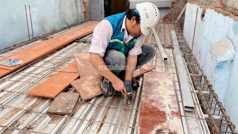 Nhà đúc giả là sàn nhà được làm từ hệ thống khung thép/sắt chịu lực kết hợp với dầm