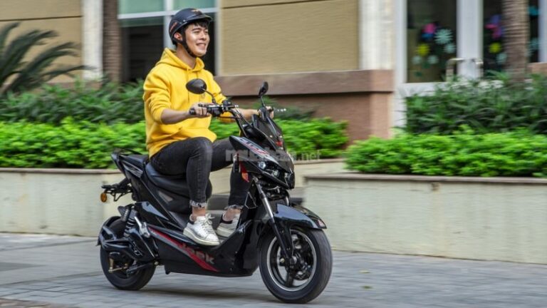 Xe máy điện bao nhiêu tuổi được đi? Quy định mới nhất 2025