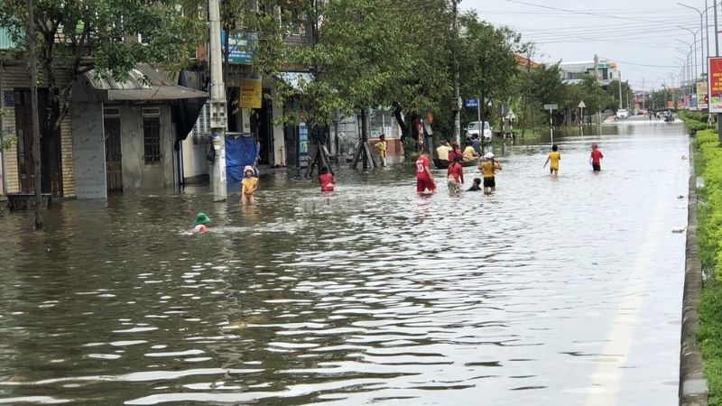 Mơ thấy mình lội qua nước lũ