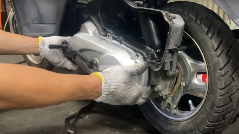 Dây curoa xe Lead bao lâu thì nên thay mới? Giá thay mới nhất hiện nay Tiến hành vặn ốc ở nồi sau
