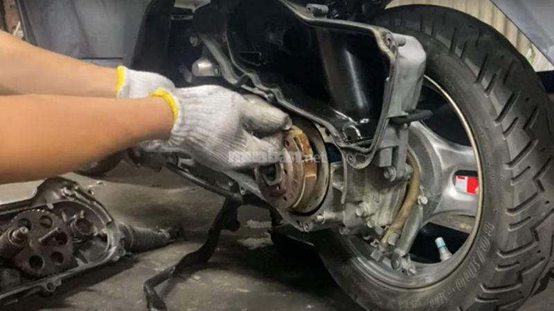 Dây curoa xe Lead bao lâu thì nên thay mới? Giá thay mới nhất hiện nay Thực hiện thay dây curoa mới