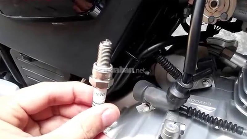 Cách bảo dưỡng xe tay ga giúp xe luôn bền đẹp và vận hành êm ái Kiểm tra và thay bugi xe máy