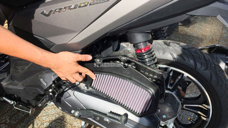 Khi nào nên bảo dưỡng xe máy Honda? Những lưu ý cần biết Lọc gió đóng vai trò như một "lá chắn" của xe