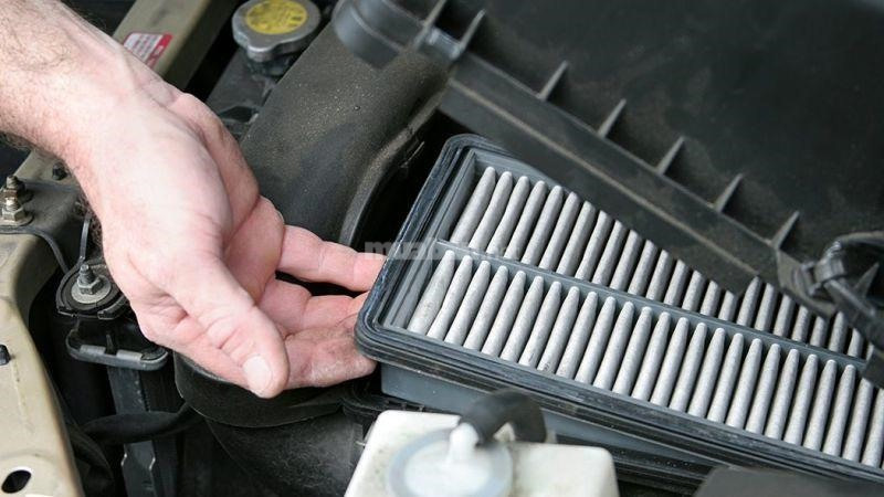 Khi nào nên bảo dưỡng xe máy Honda? Những lưu ý cần biết Kiểm tra và vệ sinh bộ lọc gió