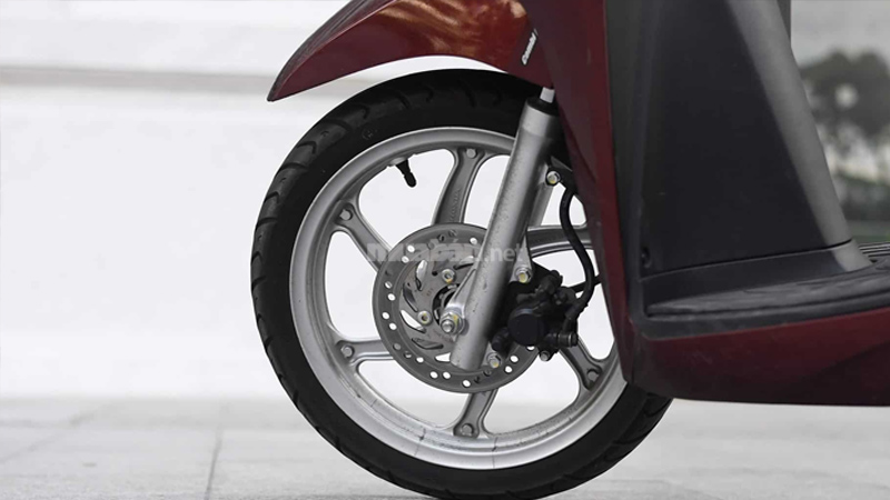 Khi nào nên bảo dưỡng xe máy Honda? Những lưu ý cần biết Kiểm tra lốp xe và áp suất