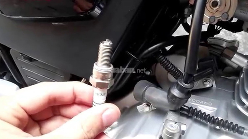 Khi nào nên bảo dưỡng xe máy Honda? Những lưu ý cần biết Bugi là một bộ phận không thể thiếu trong hệ thống đánh lửa của xe máy