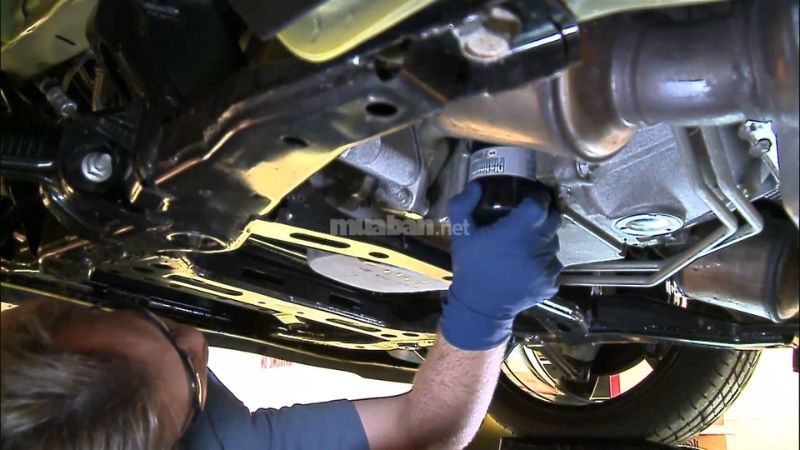 Những mốc bảo dưỡng xe ô tô định kỳ và quy trình chủ xe nên biết Kiểm tra lọc nhớt và thay dầu nhớt cho ô tô