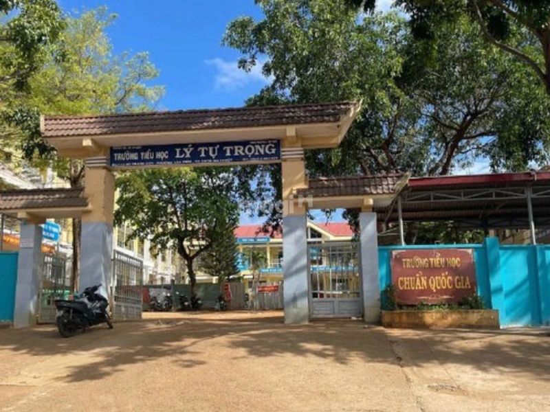 Trường Tiểu học Lý Tự Trọng trên đường Nguyễn Văn Quá