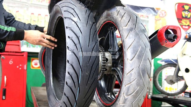 Thay lốp xe máy hết bao nhiêu tiền? Cập nhật chi tiết từng dòng xe Lốp xe máy cần thay khi bị rách, thủng, mòn, lão hoá,...