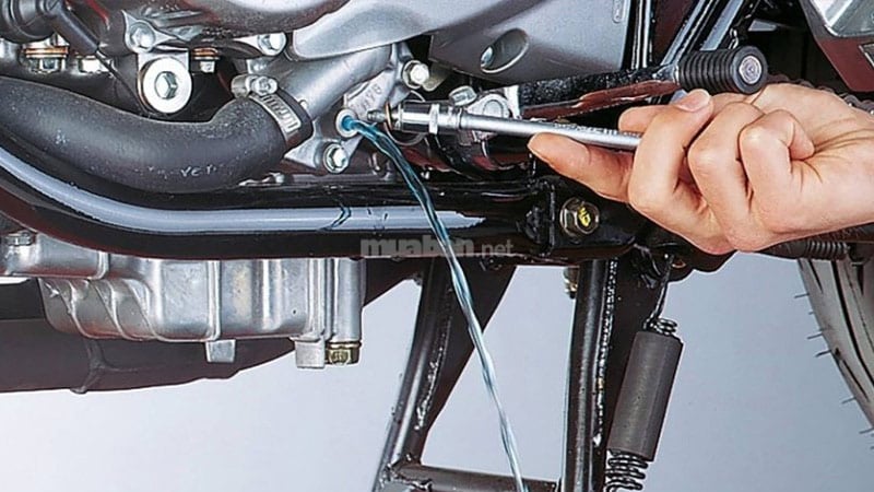 Cách bảo dưỡng xe tay ga giúp xe luôn bền đẹp và vận hành êm ái Kiểm tra, điều chỉnh van xả, van vào