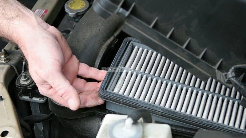 Cách bảo dưỡng xe tay ga giúp xe luôn bền đẹp và vận hành êm ái Kiểm tra và thay lọc gió