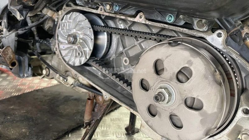 Cách bảo dưỡng xe tay ga giúp xe luôn bền đẹp và vận hành êm ái Kiểm tra và thay dây đai động cơ
