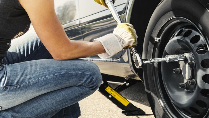 Các bước thay lốp ô tô tại nhà đơn giản và an toàn Thay lốp ô tô tại nhà