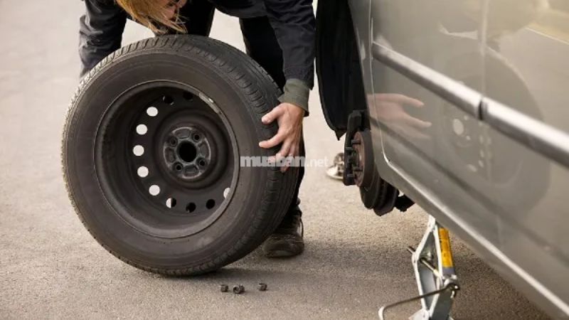 Các bước thay lốp ô tô tại nhà đơn giản và an toàn Tháo lốp xe