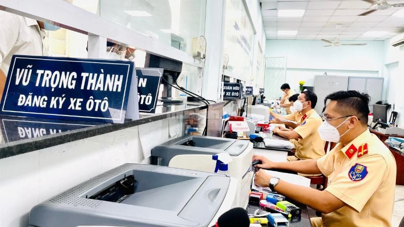 Thủ tục sang tên xe máy chi tiết theo quy đinh mới 2025 Quy trình thủ tục sang tên xe máy có sự phối hợp giữa công an cấp xã và cơ quan đăng ký xe cấp huyện, tỉnh