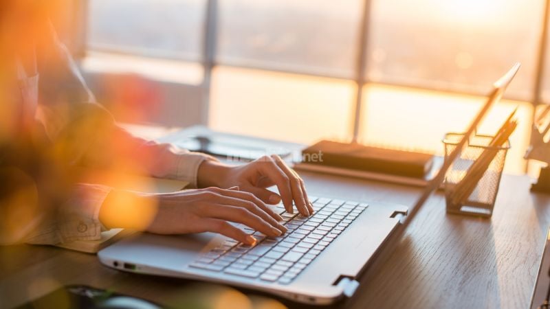 Copywriter là gì? Tất tần tật về công việc và thu nhập Copywriter chính là người trực tiếp thực hiện hoạt động sáng tạo nội dung phục vụ mục đích quảng cáo, truyền thông, tiếp thị.
