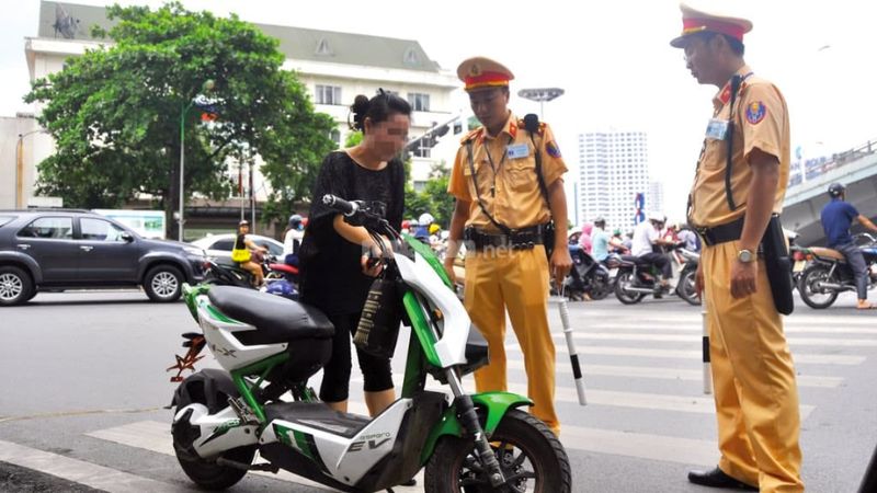 Xe máy điện có cần bằng lái không? Cập nhật quy định mới 2025 Mức phạt khi vi phạm lỗi điều khiển xe máy điện