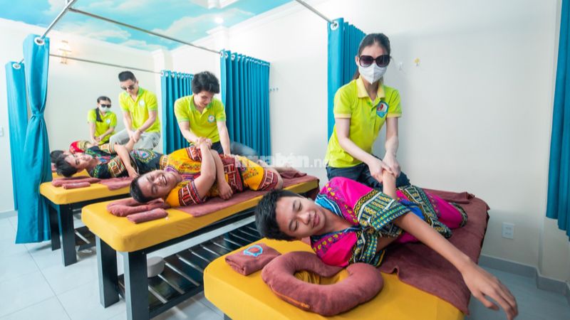 Tổng hợp 18 địa chỉ massage quận 10 chất lượng, giá rẻ Spa massage do người khiếm thị vận hành, nổi bật với chất lượng phục vụ và sự tận tâm