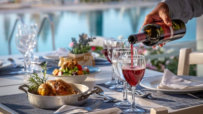 Ngành F&B là gì? Kiến thức cơ bản đến chuyên sâu bạn nên biết Đặc trưng của ngành F&B là gì?