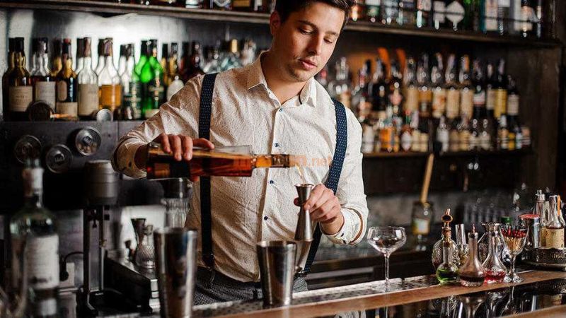 Ngành F&B là gì? Kiến thức cơ bản đến chuyên sâu bạn nên biết Lobby bar (Bộ phận quầy Bar)