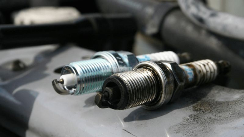 Xe máy bị hụt ga khi tăng tốc: Cách nhận biết sớm và xử lý dứt điểm Bugi bẩn hoặc yếu có thể là nguyên nhân làm xe bị hụt ga