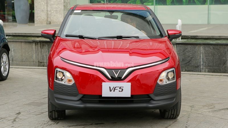 Đầu xe sở hữu dải crom được thiết kế hình chữ V lớn sải sang hai bên ôm logo VinFast