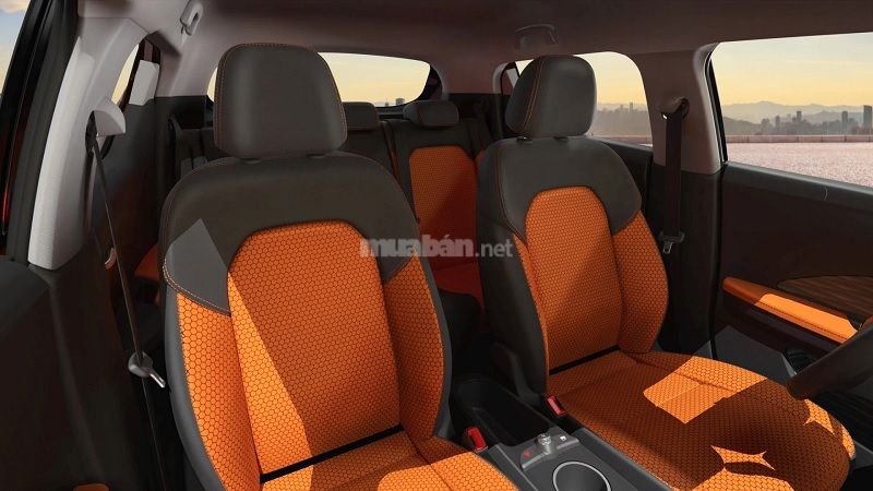 Toàn bộ ghế được bọc da với các đường chỉ may màu tương phản tạo thành điểm nhấn đặc biệt