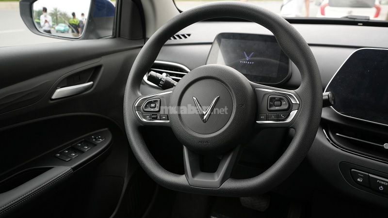 Vô lăng xe có tạo hình 3 chấu được vát đáy thể thao, viền kim loại màu sáng