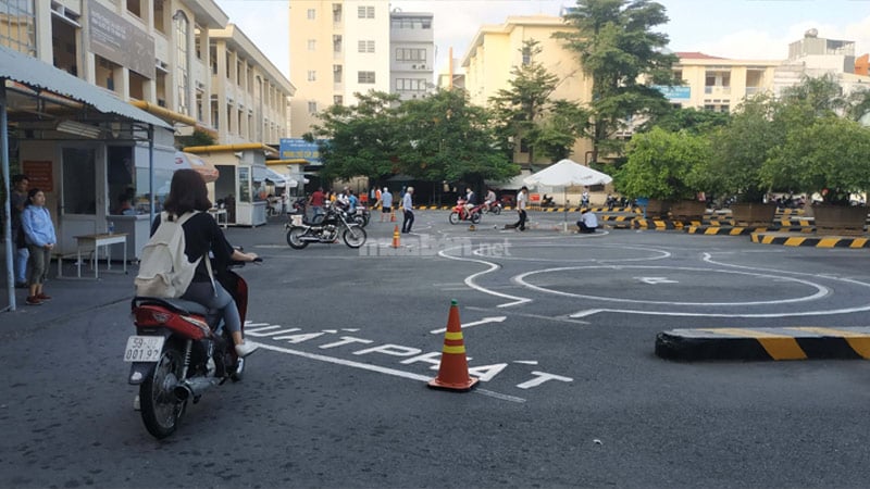 Bị trừ bao nhiêu điểm thì phải thi lại bằng lái?