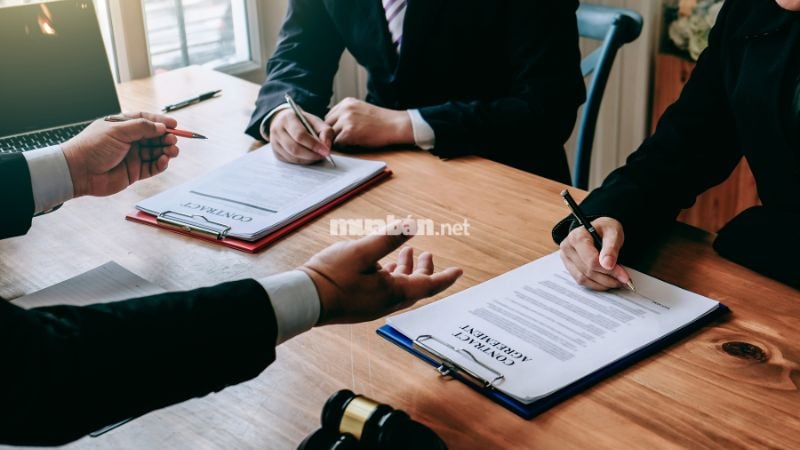 Director là gì? Khái niệm, vai trò và nhiệm vụ của Director Giám độc là người thực hiện thương lượng và ký kết hợp đồng