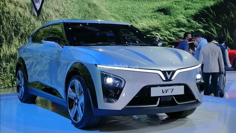 Giá xe VF7 VinFast cập nhật mới nhất trong năm 2025 Nóc xe thoải