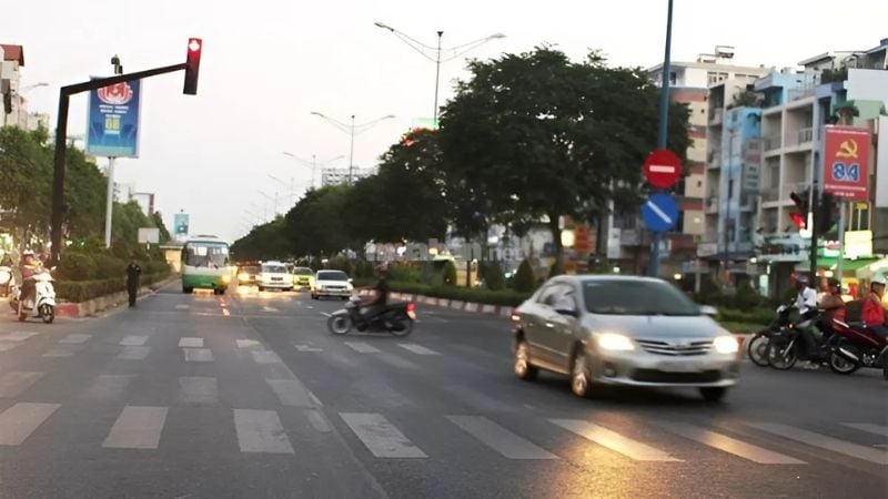 Lỗi vượt đèn đỏ ô tô phạt bao nhiêu năm 2025 theo Nghị định 168? Mức phạt lỗi ô tô vượt đèn đỏ mới nhất 2025